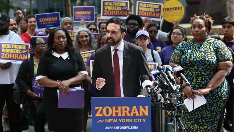 الديمقراطيون يكتسحون ثلاثة سباقات في أول انتخابات أمريكية رئيسية