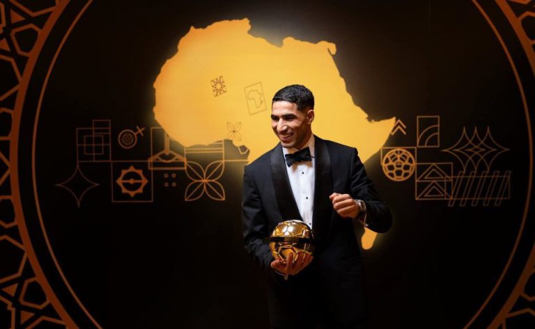 أشرف حكيمي يفوز بجائزة أفضل لاعب في إفريقيا لعام 2025
