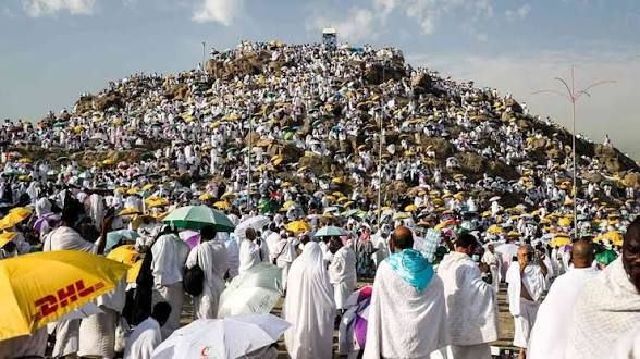 حجاج بيت الله الحرام يتوافدون على مشعر عرفات لأداء ركن الحج الأعظم