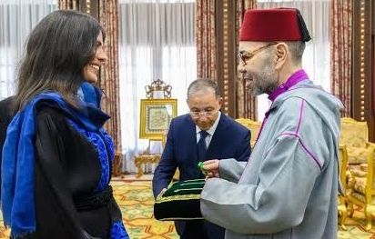 SM le Roi reçoit l’alpiniste marocaine Nawal Sfendla et la décore du Wissam Al Moukafaa Al Watania de l’ordre d’Officier